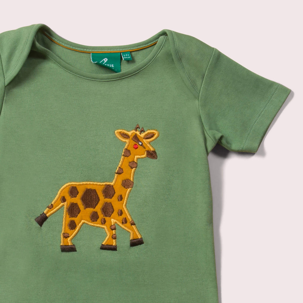 Little-Green-Radicals_GreenOrganic-Short-Sleeve-T-Shirt-With-Giraffe-Print-Closeup